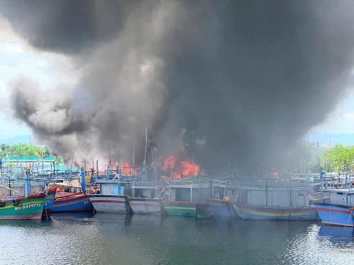 Thông tin ban đầu ghi nhận tàu cá bị cháu là tàu khai thác xa bờ của ngư dân xã Cát Tiến. Ảnh: Hoàng Lợi