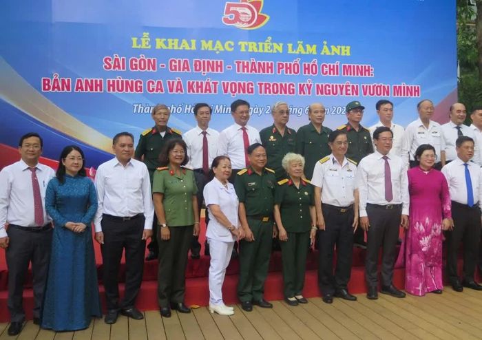 Các đại biểu chụp ảnh lưu niệm.