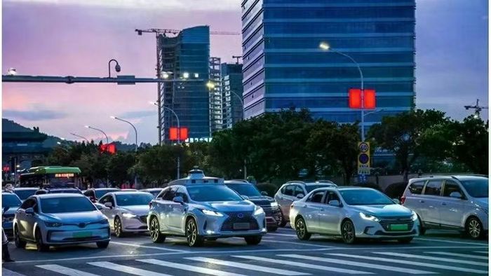 Tỷ lệ tài xế xe điện là thanh niên và phụ nữ cao cũng khiến tỷ lệ va chạm cao hơn xe xăng. Ảnh: Sohu.