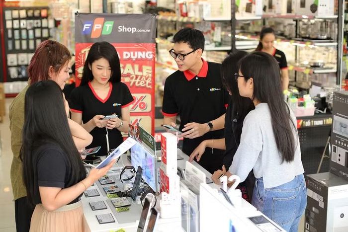 Nhiều người tiêu dùng không khỏi phân vân khi sắm laptop, smartphone mới. Ảnh: Chánh Trung.