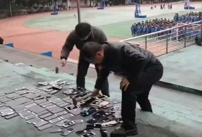 Các học sinh phải chứng kiến cảnh tài sản của mình bị hủy hoại khiến dư luận bức xúc. Ảnh: Singtao.