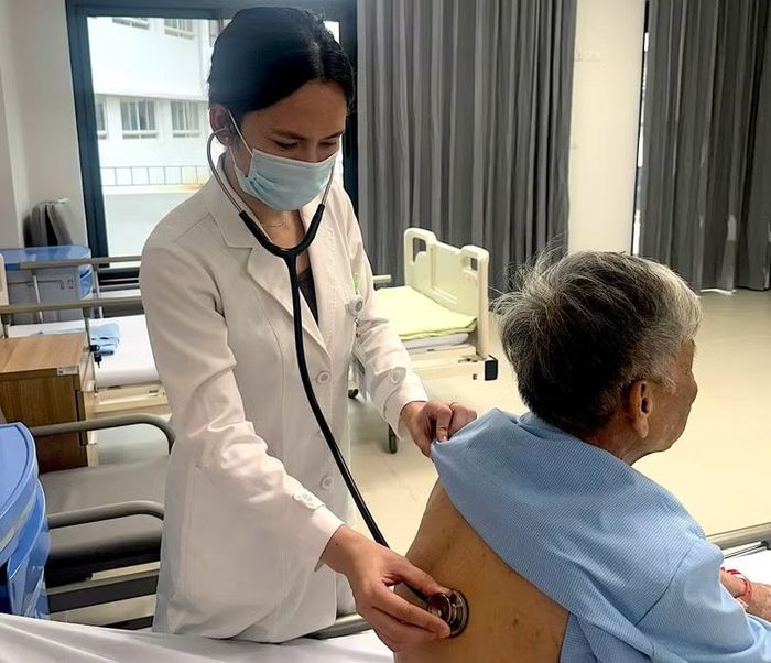 Kiểm tra sức khỏe cho bệnh nhân ung thư tại Bệnh viện Bạch Mai cơ sở Ninh Bình. Ảnh: Đỗ Hằng