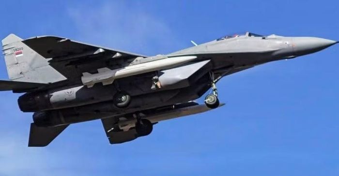 Máy bay chiến đấu MiG-29 của Không quân Serbia mang theo 2 tên lửa đạn đạo CM-400AKG của Trung Quốc. Ảnh: MW.