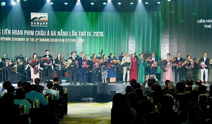 Tối 28/6, Lễ khai mạc Liên hoan phim Châu Á Đà Nẵng lần thứ tư (DANAFF IV) diễn ra tại Cung Hội nghị quốc tế Ariyana (Đà Nẵng) với sự tham gia của dàn sao điện ảnh khu vực và thế giới