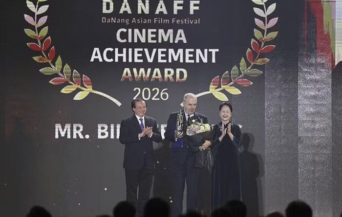 Ông Bill Mechani (giữa), cựu Chủ tịch kiêm CEO 20th Century Fox nhận Giải Thành tựu điện ảnh trọn đời do Thứ trưởng Bộ VHTTDL Tạ Quang Đông và NSND Như Quỳnh thay mặt BTC trao tặng.