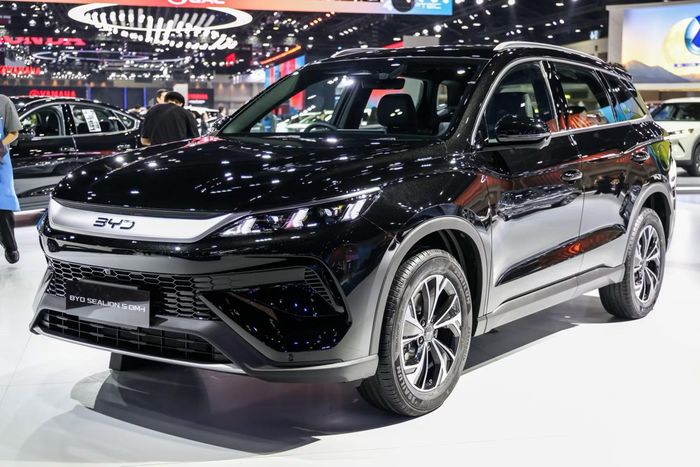BYD Sealion 5 tại Thái Lan sở hữu kích thước ngang SUV hạng C đi kèm hệ truyền động plug-in hybrid. Ảnh: Paultan.