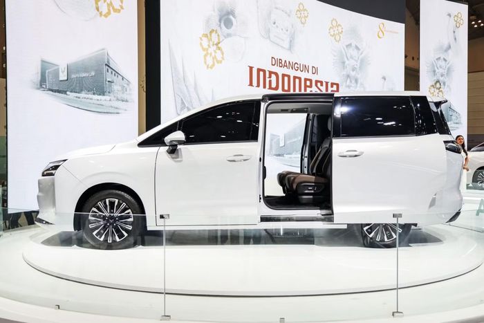 Nhìn từ bên hông, Wuling Darion nổi bật với cửa trượt, trần xe cao và chiều dài thân lớn, phù hợp với cấu hình 7 chỗ. Ảnh: Paultan.
