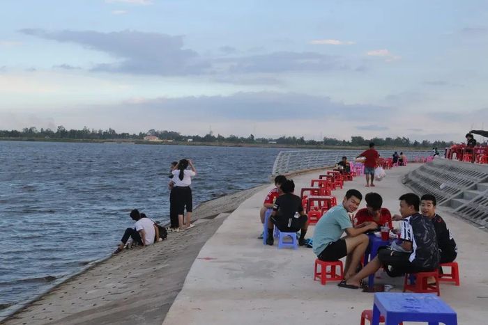  Thanh niên ở địa phương đến check-in địa điểm Lạc Địa. 