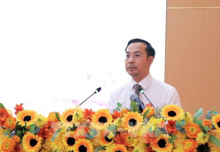 Chủ tịch HĐND tỉnh An Giang Nguyễn Thanh Nhàn phát biểu tại kỳ họp. Ảnh: Lê Huy Hải - TTXVN