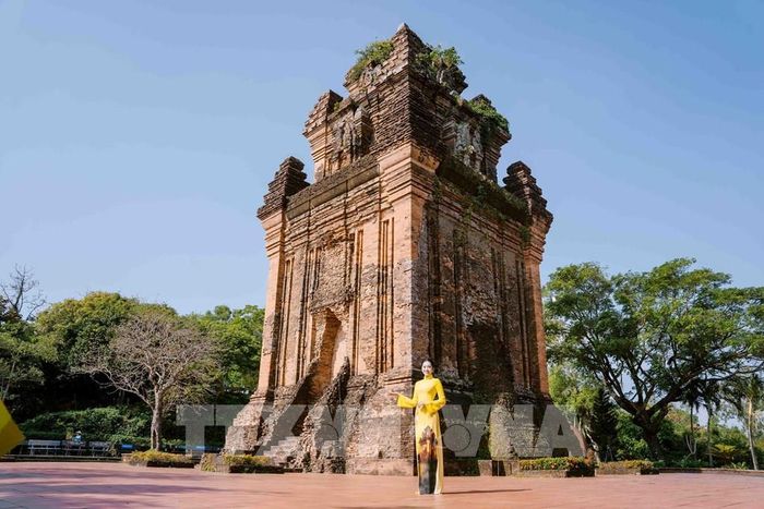 Tháp Nhạn là di tích Chăm Pa cổ, nổi bật với kiến trúc độc đáo, là điểm đến hấp dẫn thu hút du khách. Ảnh: TTXVN phát