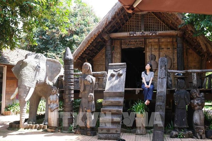 Văn hóa, kiến trúc đậm nét đặc trưng của dân tộc Ê Đê thu hút khách du lịch chụp hình lưu niệm khi đến Buôn Ma Thuột. Ảnh: Hoài Thu – TTXVN