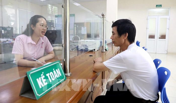 Khách hàng làm thủ tục vay vốn tại Phòng giao dịch Ngân hàng chính sách xã hội Tiên Lữ (Ngân ngân hàng chính sách xã hội chi nhánh Hưng Yên). Ảnh: Mạnh Khánh - TTXVN 