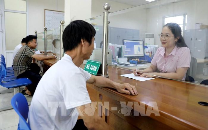Đến đầu tháng 6/2026, doanh số cho vay của ngân hàng Chính sách xã hội chi nhánh Hưng Yên đạt 1.780.341 triệu đồng với 24.988 lượt hộ nghèo và các đối tượng chính sách khác được vay vốn. Ảnh: Mạnh Khánh - TTXVN 