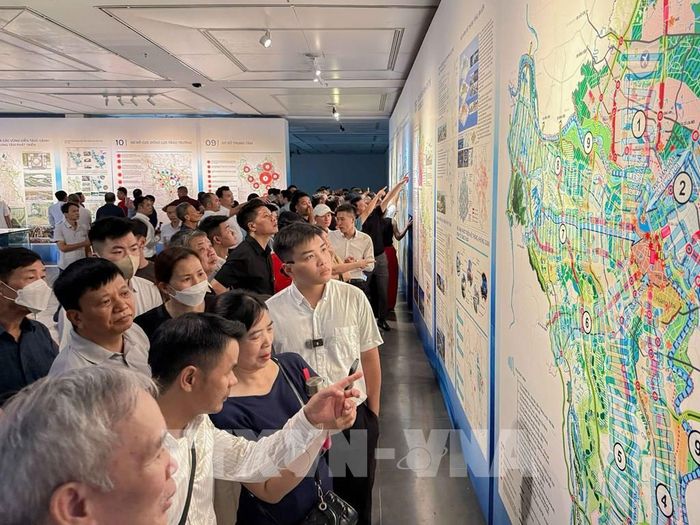 Đông đảo người dân Hà Nội quan tâm đến xem quy hoạch. Ảnh: Quốc Khánh - TTXVN