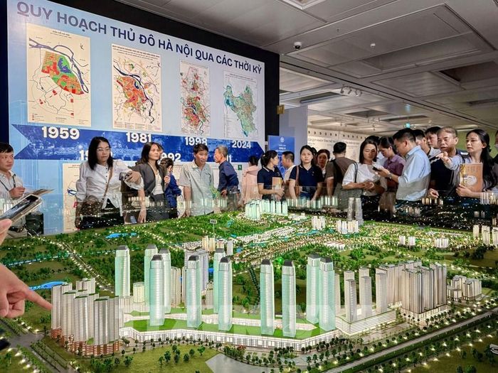 Đông đảo người dân Hà Nội quan tâm đến xem quy hoạch. Ảnh: Quốc Khánh - TTXVN