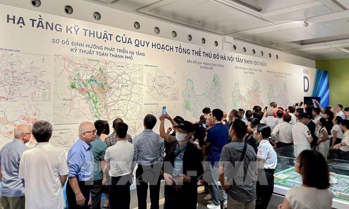 Đông đảo người dân Hà Nội quan tâm đến xem quy hoạch. Ảnh: Quốc Khánh-TTXVN