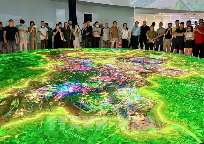 Đông đảo người dân xem quy hoạch tổng thể Thủ đô Hà Nội bằng sa bàn, ứng dụng công nghệ trình chiếu 3D mapping. Ảnh: Quốc Khánh - TTXVN