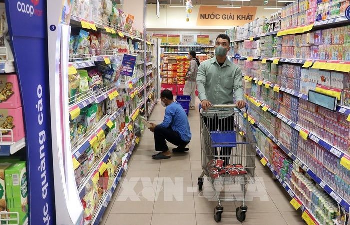 Người dân mua hàng hóa tại siêu thị CO.OP mart Rạch Giá, phường Rạch Giá (An Giang). Ảnh: Lê Huy Hải - TTXVN