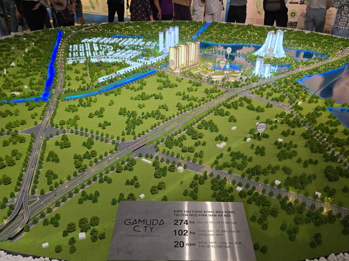 Mô hình kiến tạo cộng đồng bền vững tại của ngõ phía Nam Hà Nội (Gamuda City). Đông đảo người dân quan tâm đến Bản đồ hiện trạng phát triển không gia và hạ tầng kỹ thuật toàn thành phố. Ảnh: Văn Xuyên/BNEWS/TTXVN