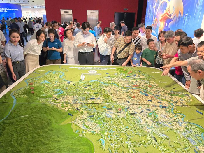 Đông đảo người dân quan tâm đến Bản đồ hiện trạng phát triển không gia và hạ tầng kỹ thuật toàn thành phố. Ảnh: Văn Xuyên/BNEWS/TTXVN