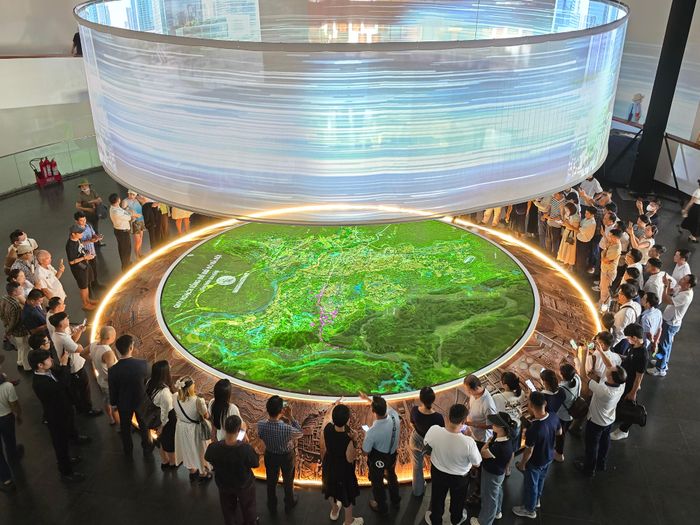 Nhiều người dân chăm chú theo dõi phần trình chiếu Mapping 3D tái hiện không gian phát triển của Hà Nội trong tầm nhìn 100 năm. Ảnh: Văn Xuyên/BNEWS/TTXVN