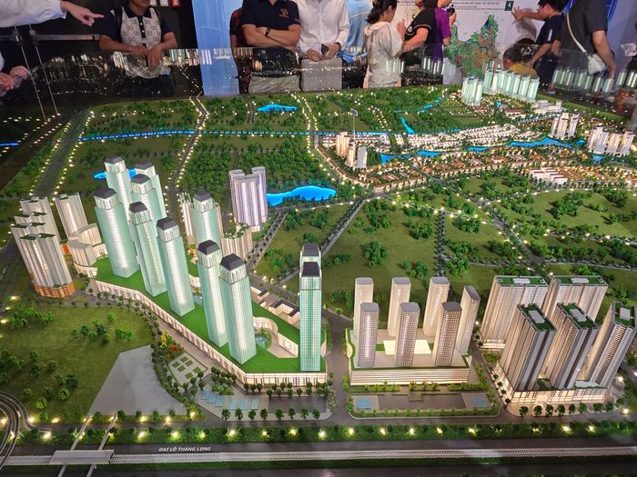 Cảnh quan bên trục Đại lộ Thăng Long. Đông đảo người dân quan tâm đến Bản đồ hiện trạng phát triển không gia và hạ tầng kỹ thuật toàn thành phố. Ảnh: Văn Xuyên/BNEWS/TTXVN