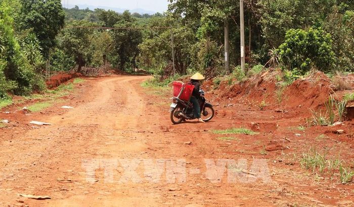 Việc hạn chế đầu tư xây dựng trong suốt thời gian chờ khai thác đã khiến nhiều địa phương rơi vào tình trạng "đóng băng" phát triển, làm giảm hiệu quả sử dụng đất và ảnh hưởng trực tiếp đến đời sống người dân. Ảnh: Đậu Tất Thành – TTXVN 