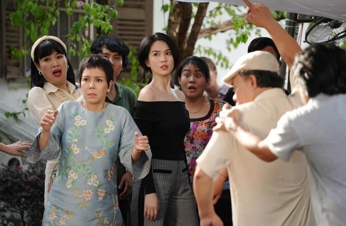 Vai diễn Hai Nhị trong Chị Dâu giúp nghệ sĩ Việt Hương được vinh danh Nữ diễn viên chính xuất sắc tại Liên hoan Phim Châu Á Đà Nẵng lần thứ 3. 