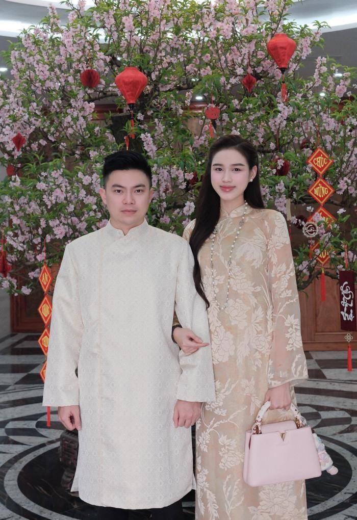 Vợ chồng Đỗ Thị Hà xúng xính diện áo dài trong dịp Tết Nguyên đán vừa qua. Ảnh: FBNV