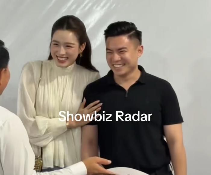 Đỗ Thị Hà cười tươi rói khi ở bên chồng. Ảnh: showbizradar