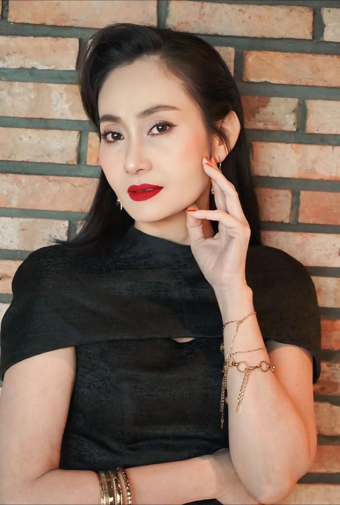 Không chỉ là diễn viên, NSƯT Hạnh Thúy còn tham gia biên kịch, góp phần tạo nên chiều sâu cho nhiều tác phẩm điện ảnh. Ảnh: FBNV.