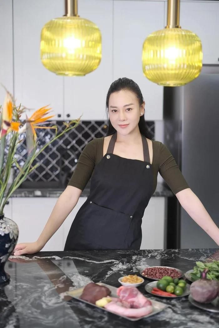 Phương Oanh từng gây ấn tượng với nhiều clip nấu ăn, thu hút hàng triệu lượt xem cho mỗi clip.