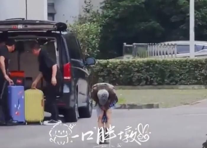 Dương Tử cúi chào khán giả trước khi di chuyển. Ảnh: Fansite