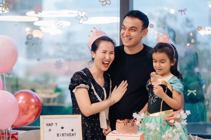Võ Hạ Trâm hạnh phúc đón sinh nhật bên gia đình. 