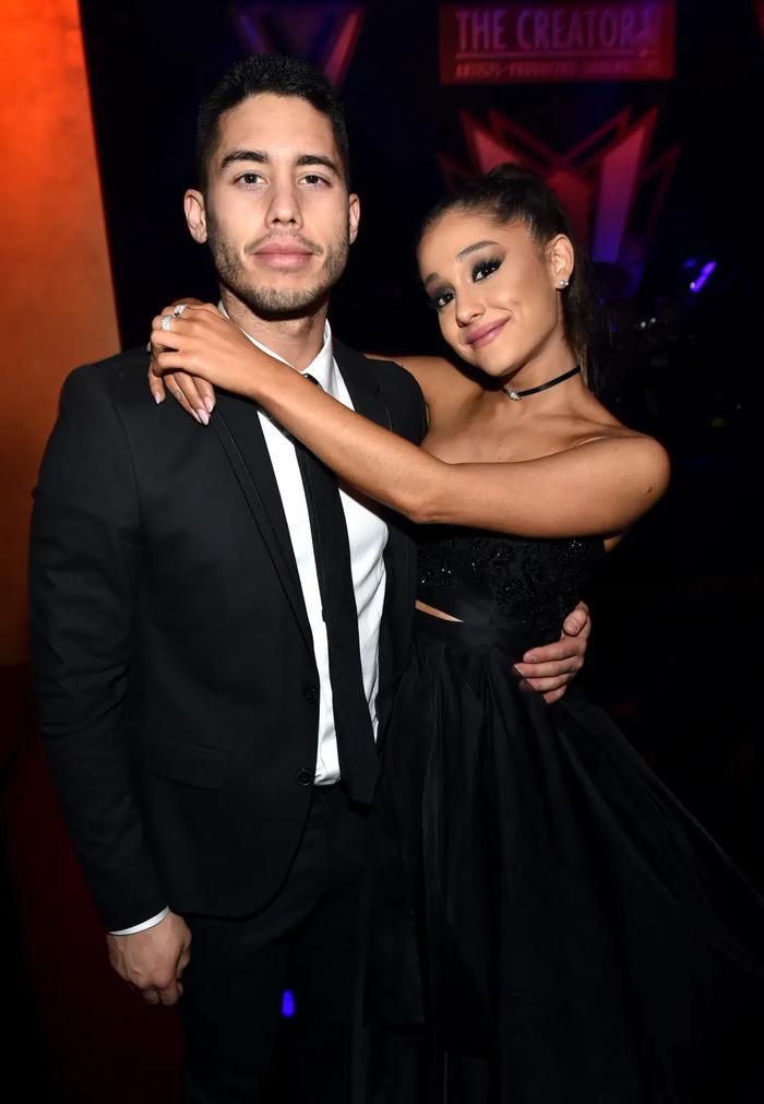 Ricky Alvarez từng là vũ công đồng hành cùng Ariana Grande trong chuyến lưu diễn Honeymoon Tour năm 2015. 