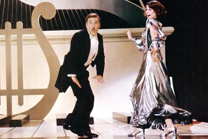 Mel Brooks xuất hiện cùng vợ mình, Anne Bancroft, trong bộ phim To Be or Not To Be năm 1983. Ảnh: 20th Century Fox