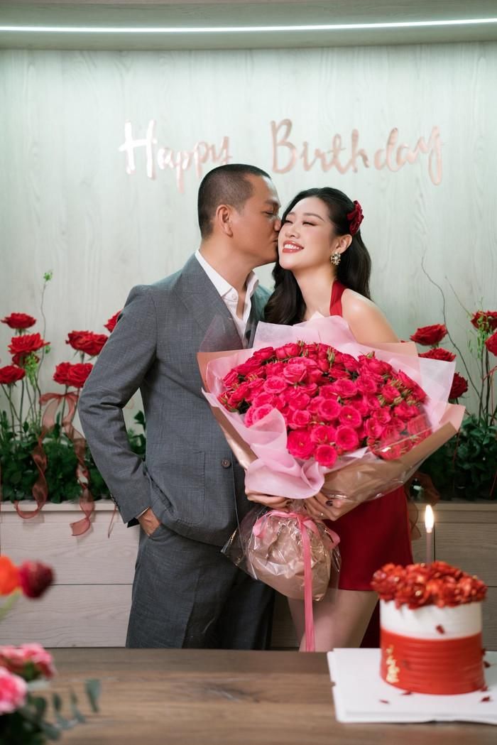 Ông xã từng tổ chức tiệc sinh nhật lãng mạn cho Khánh Vân.