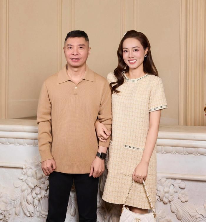 NSND Công Lý được vợ yêu thương hết mực. Ảnh: FBNV