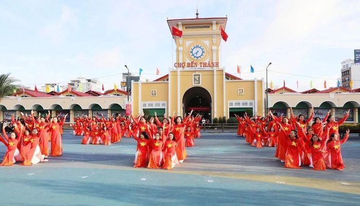 Cán bộ, nhân dân phường Bến Thành tổ chức hoạt động kỷ niệm chào mừng 50 năm hành phố Sài Gòn - Gia Định vinh dự mang tên Chủ tịch Hồ Chí Minh. Ảnh: TTCƯDVC Phường Bến Thành