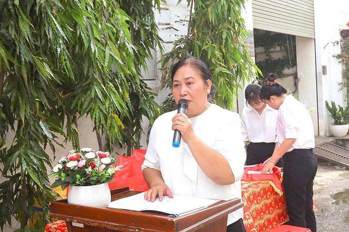 Bà Cao Thị Hiền, Phó Chủ tịch Ủy ban MTTQVN phường, Chủ tịch Hội LHPN phường Bình Thạnh, phát biểu tại buổi ra mắt mô hình