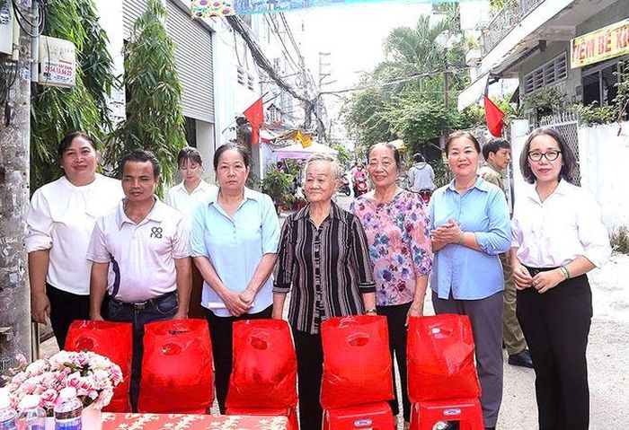 Lãnh đạo Ủy ban MTTQ Việt Nam phường Bình Thạnh ân cần trao tận tay những phần quà thiết thực, góp phần sẻ chia khó khăn và động viên tinh thần bà con khiếm thị đang sinh sống tại khu nhà trọ vươn lên trong cuộc sống