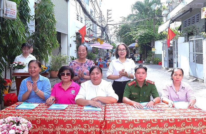 Đại diện các đoàn thể và đơn vị đồng hành cùng thực hiện nghi thức ký kết chương trình phối hợp, thể hiện sự đồng lòng và quyết tâm chung tay xây dựng thành công mô hình khu nhà trọ an toàn, mang đến môi trường sống bình yên, nghĩa tình cho những người yếu thế