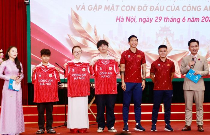 Các em học sinh giao lưu với cầu thủ Đoàn Văn Hậu và Nguyễn Quang Hải