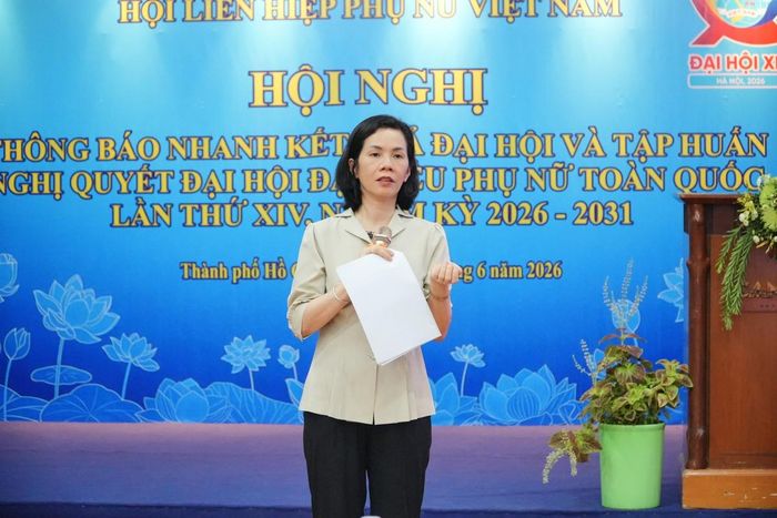 Phó Chủ tịch Hội LHPN Việt Nam Nguyễn Thị Minh Hương trình bày chuyên đề: Thực hiện nhiệm vụ "Vận động xã hội thực hiện bình đẳng giới vì sự phát triển của phụ nữ" và nhiệm vụ "Tham gia xây dựng Đảng, hệ thống chính trị trong sạch vững mạnh, tham gia quản lý nhà nước, thực hiện đại đoàn kết toàn dân tộc".