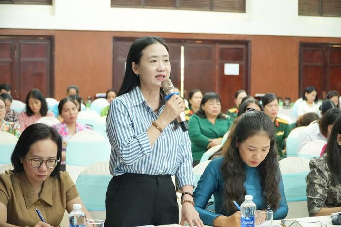 Bà Nguyễn Quỳnh Nga, Chủ tịch Hội LHPN tỉnh Khánh Hòa, phát biểu tại Hội nghị