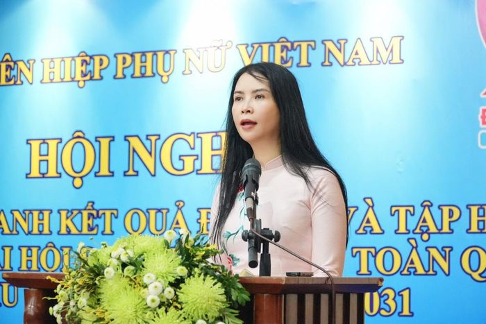 Phó Chủ tịch Thường trực Hội LHPN Việt Nam Trần Lan Phương trình bày chuyên đề: Triển khai phong trào thi đua "Xây dựng người phụ nữ Việt Nam thời đại mới" và "Khâu đột phá 1: Phát huy vai trò của tổ chức Hội trong nâng cao chất lượng nguồn nhân lực nữ, đáp ứng yêu cầu của kỷ nguyên mới"