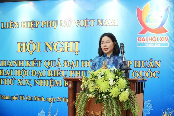 Bà Nguyễn Thị Kim Oanh, Phó Bí thư Đảng ủy TƯ Hội LHPN Việt Nam, trình bày chuyên đề: Thực hiện "Khâu đột phá 2: Chuyển đổi số toàn diện trong hệ thống Hội, đổi mới phương thức hoạt động, tập trung hướng mạnh về cơ sở, gần dân, vì dân" và nhiệm vụ "Xây dựng tổ chức Hội vững mạnh, thực hiện hiệu quả hoạt động đối ngoại nhân dân và hội nhập quốc tế"