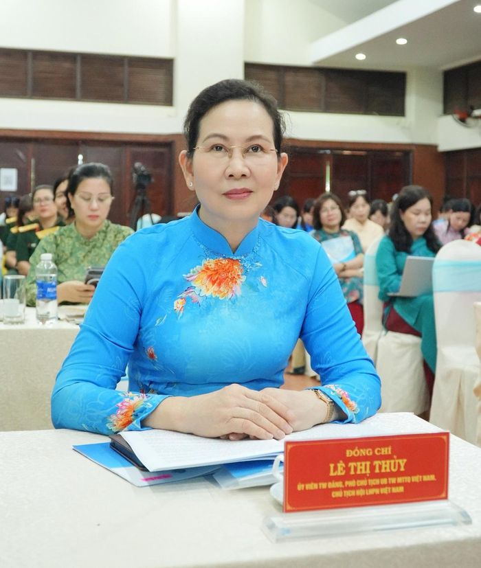 Bà Lê Thị Thủy, Ủy viên TƯ Đảng, Phó Chủ tịch UBTƯ MTTQ Việt Nam, Chủ tịch Hội LHPN Việt Nam, chỉ đạo Hội nghị.