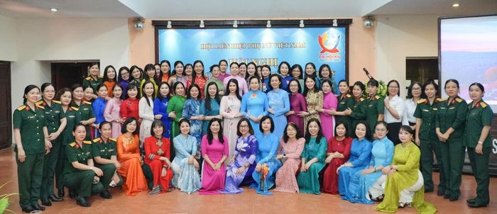 Bà Lê Thị Thủy, Ủy viên TƯ Đảng, Phó Chủ tịch UBTƯ MTTQ Việt Nam, Chủ tịch Hội LHPN Việt Nam, cùng các Phó Chủ tịch Hội LHPN Việt Nam và các đại biểu tham dự Hội nghị