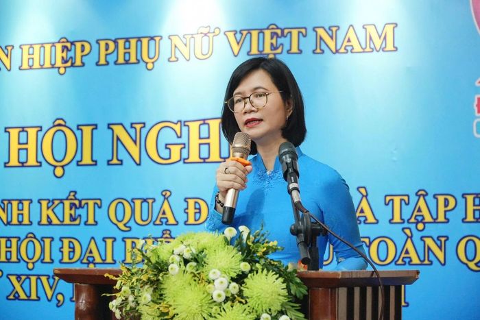 Bà Phạm Thị Hương Giang, Trưởng Ban Công tác Phụ nữ, TƯ Hội LHPN Việt Nam, trình bày chuyên đề: Thực hiện "Khâu đột phá 3: Thúc đẩy phụ nữ khởi nghiệp, đổi mới sáng tạo, làm giàu chính đáng" và nhiệm vụ "Hỗ trợ nâng cao quyền năng kinh tế của phụ nữ, góp phần thực hiện mục tiêu tăng trưởng kinh tế của đất nước".